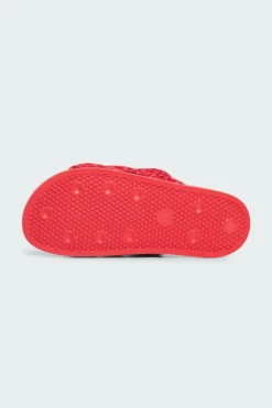 ADILETTE ESSENTIAL - Claquettes | Rouge