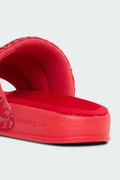 ADILETTE ESSENTIAL - Claquettes | Rouge